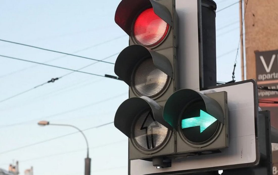 На перекрестки Литвы возвращают больше 100 зеленых стрелок