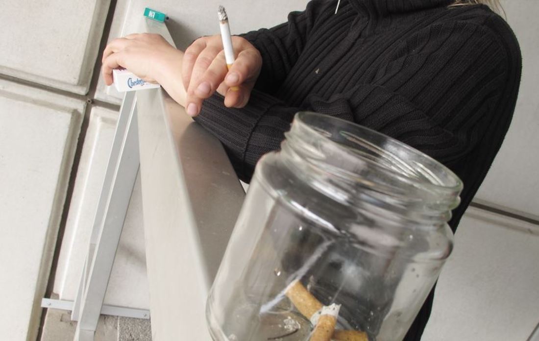 В Литве жители пользуются новым законом и запрещают соседям курить на балконах
