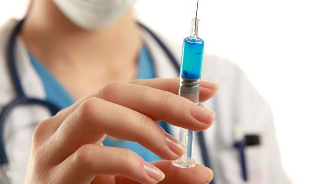 Правительство утвердило закупку 1,5 млн доз вакцины от коронавируса у Sanofi и GSK