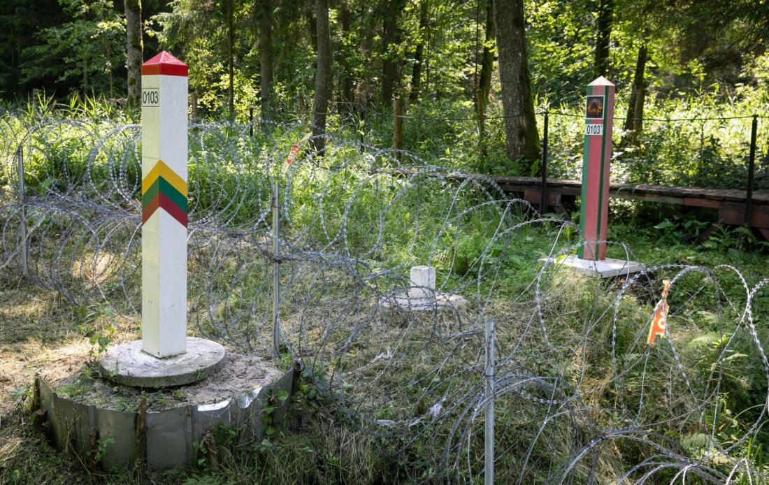 Министры обороны и внутренних дел Литвы осмотрели устанавливаемый на границе барьер