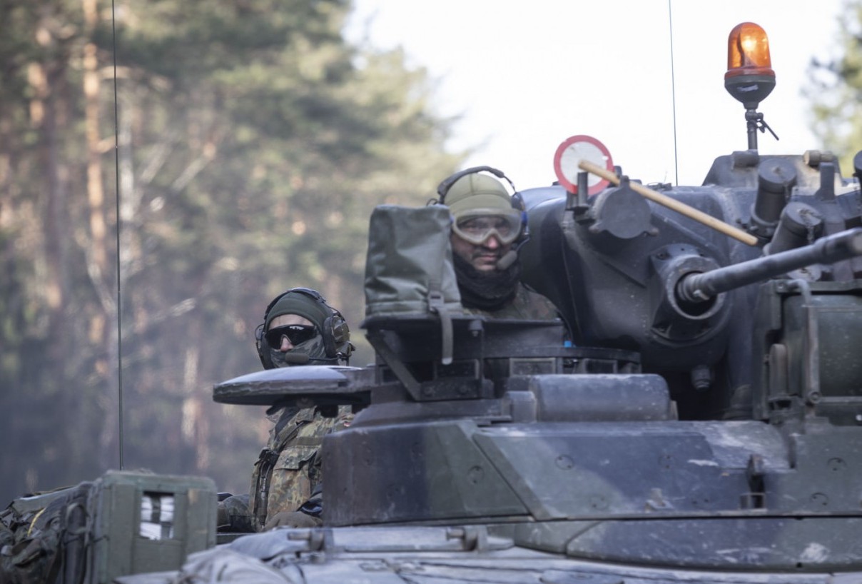 Военная техника съезжается на учения батальона НАТО в Пабраде