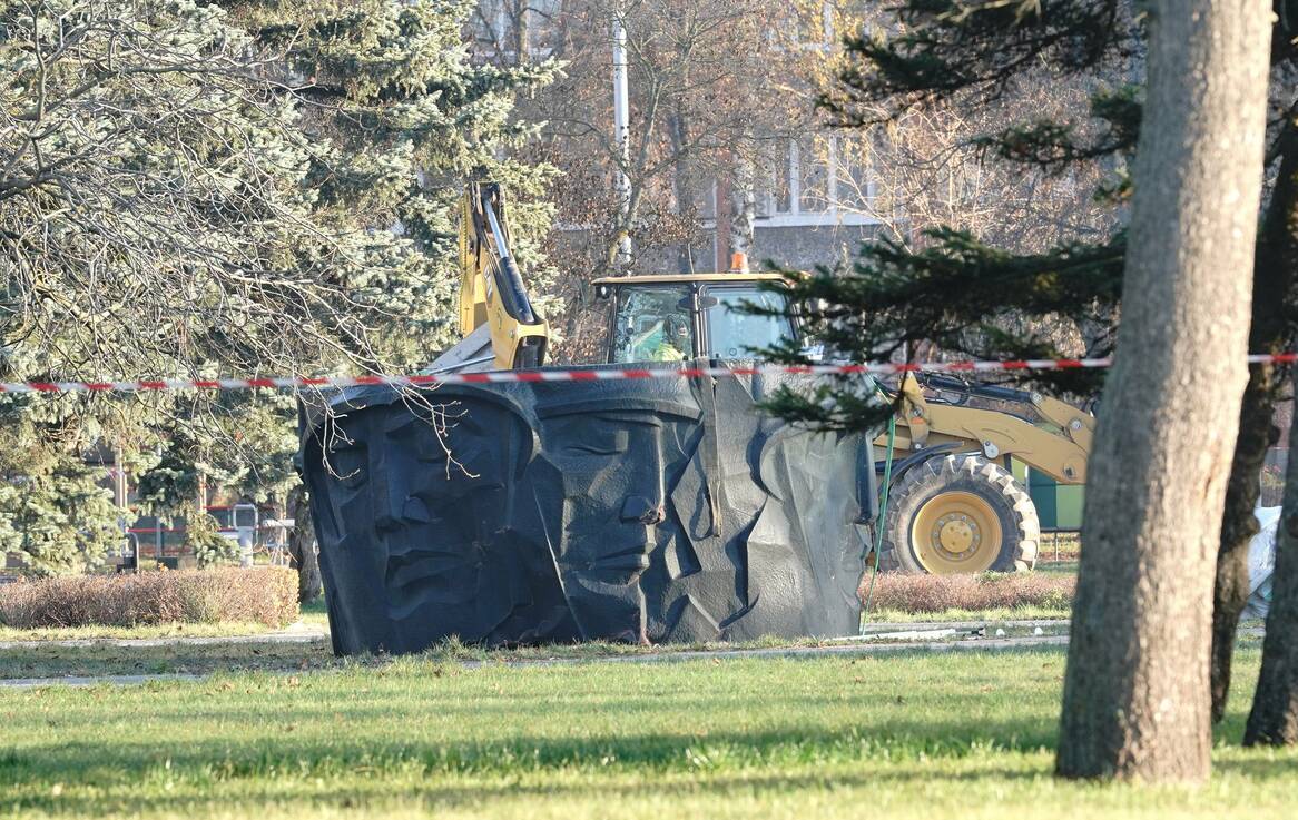 В Даугавпилсе демонтировали два памятника павшим войнам