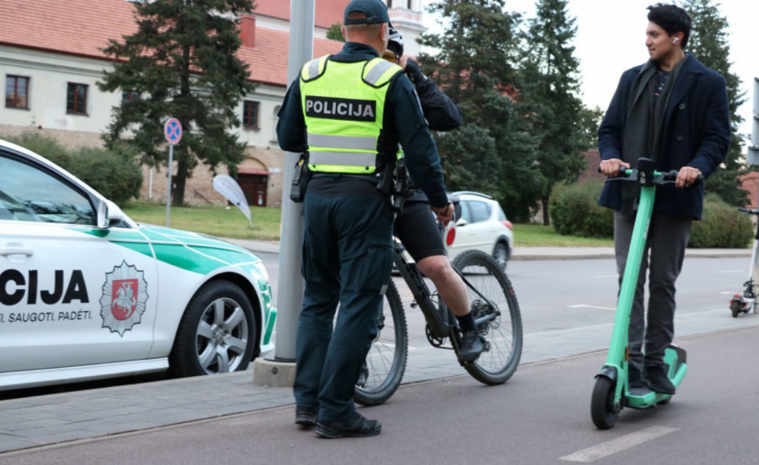 Полиция проверила водителей скутеров и велосипедов. В Висагинасе – 1 пьяный велосипедист