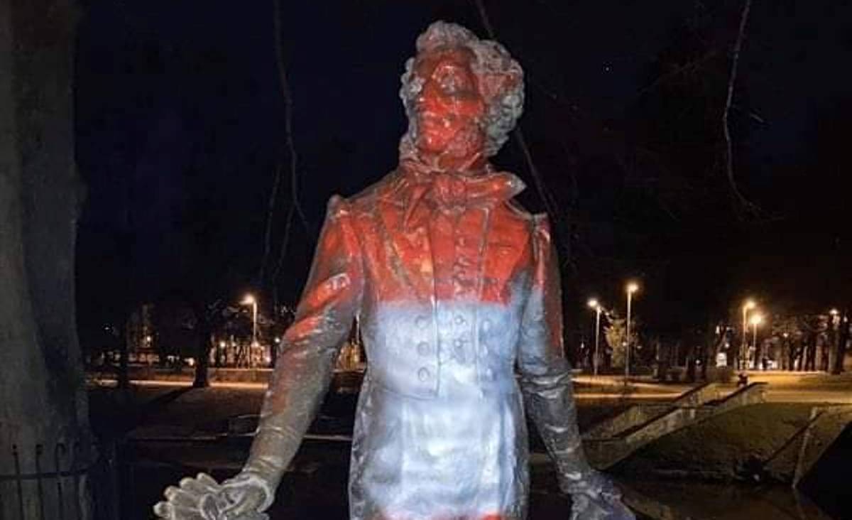 Памятник Пушкину в Риге снова раскрасили вандалы