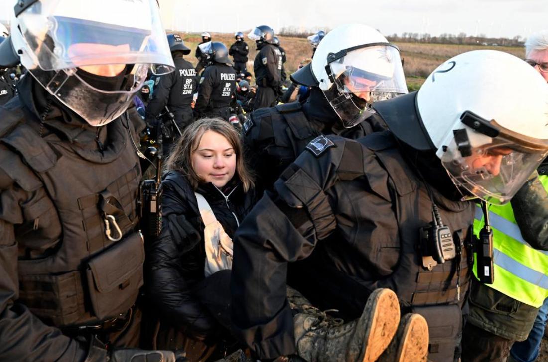 В Германии задержали Грету Тунберг. Она протестовала против строительства угольного карьера