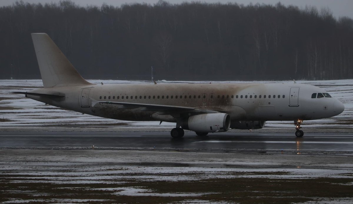 В Вильнюсском аэропорту со взлетно-посадочной полосы съехал самолет