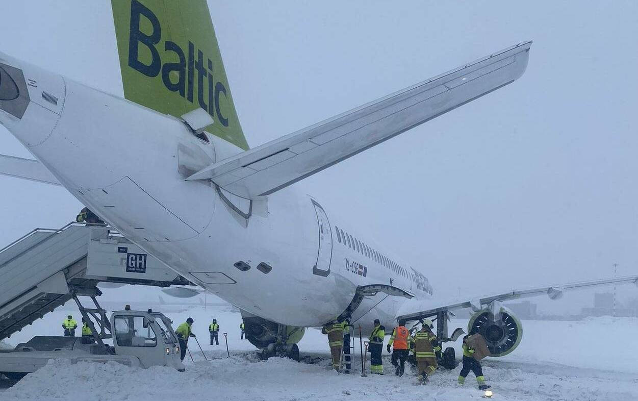 Самолет airBaltic, возвращавшийся в Ригу из Стокгольма, съехал с рулежной дорожки в аэропорту 