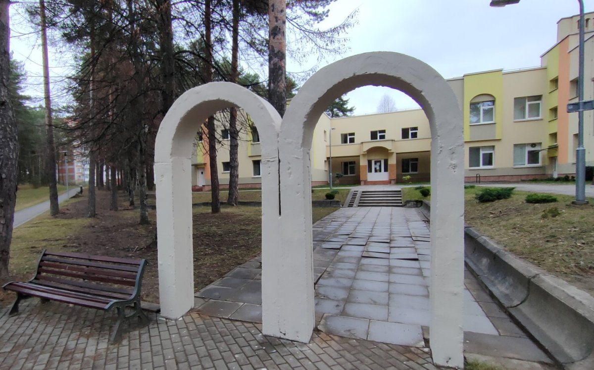 Возле Висагинского образовательного центра обновлены малые архитектурные формы