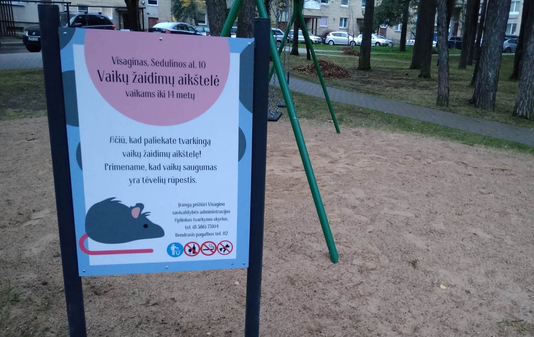 Зачем установлены информационные стенды на детских площадках города?