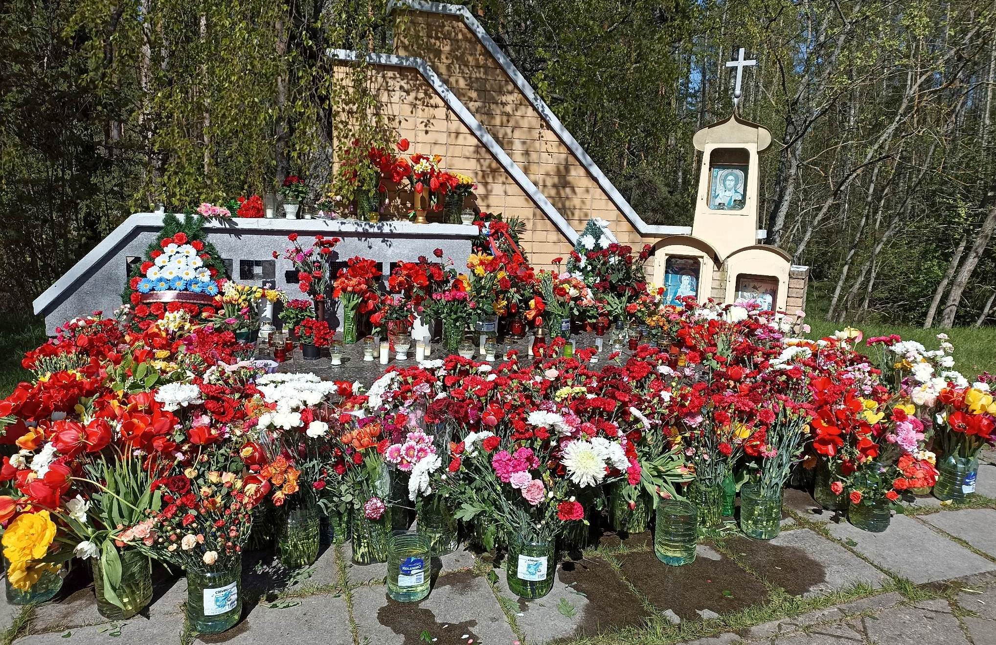 Фото дня – висагинцы завалили цветами Памятник неизвестному солдату