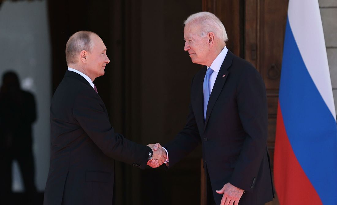 Макрон предложил провести саммит Байдена и Путина