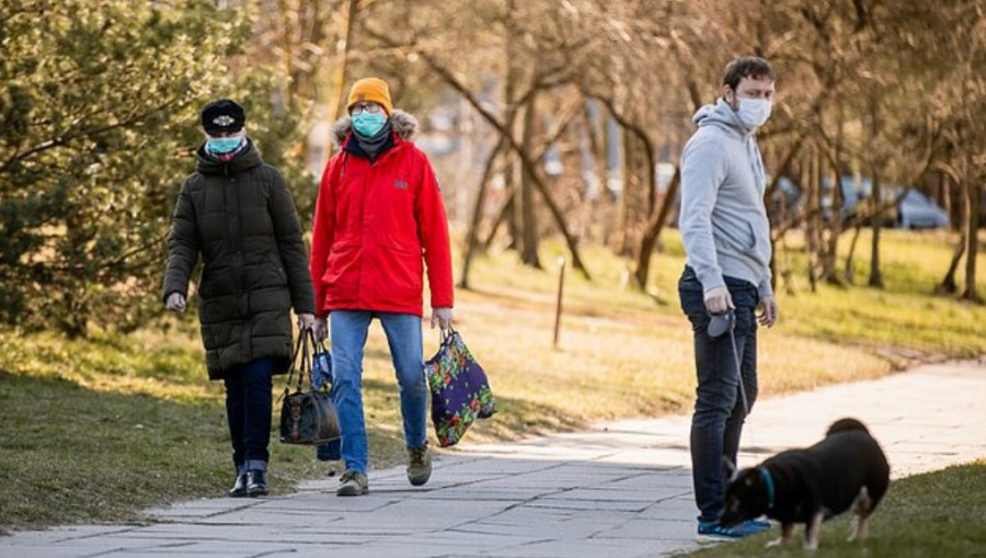 В Литве еще один этап смягчения карантина: меняется порядок ношения масок, учебные учреждения сами могут решать, какую форму обучения выбрать