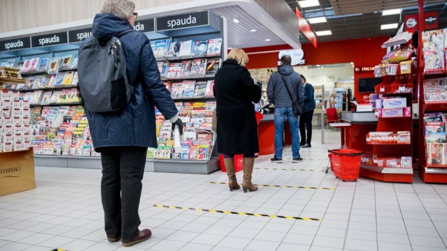 Магазины в Литве должны регулировать потоки покупателей: за покупками ходить по одному