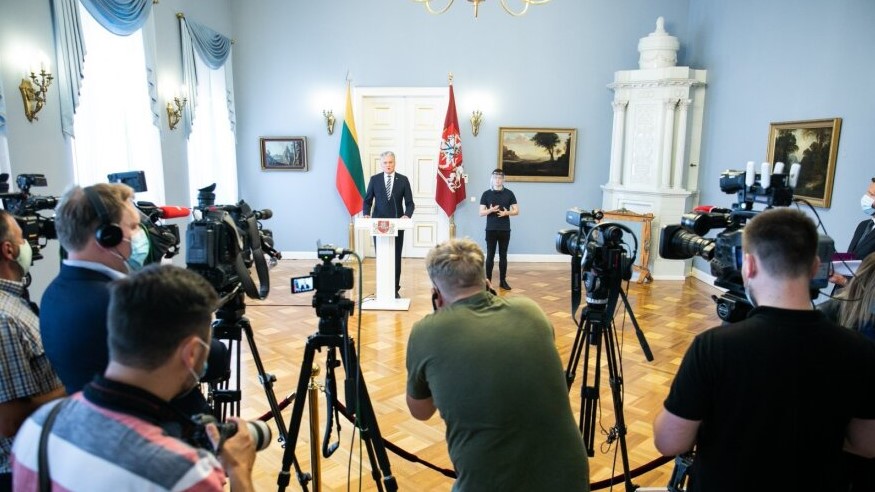 Во дворе президентского дворца Науседа встретится с молодыми учителями