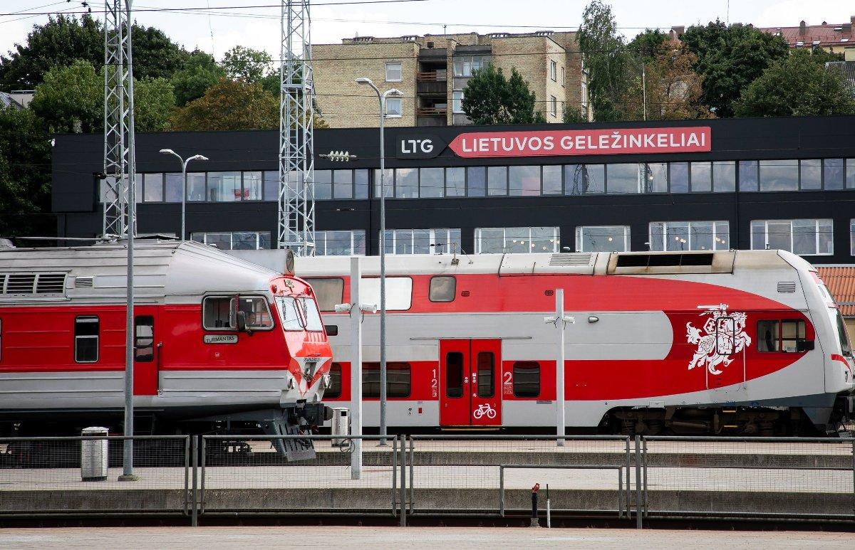 Vyriausybės sprendimas dėl išaugusių kuro kainų: kelionių traukiniais ir tarpmiestiniais autobusais kainos mažinamos perpus